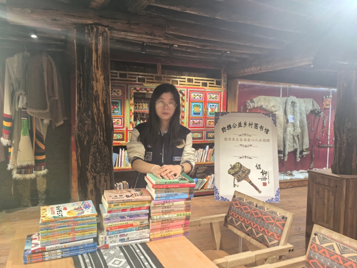 外国语部党总支图书捐赠活动助力新都桥镇营官村教育文化发展